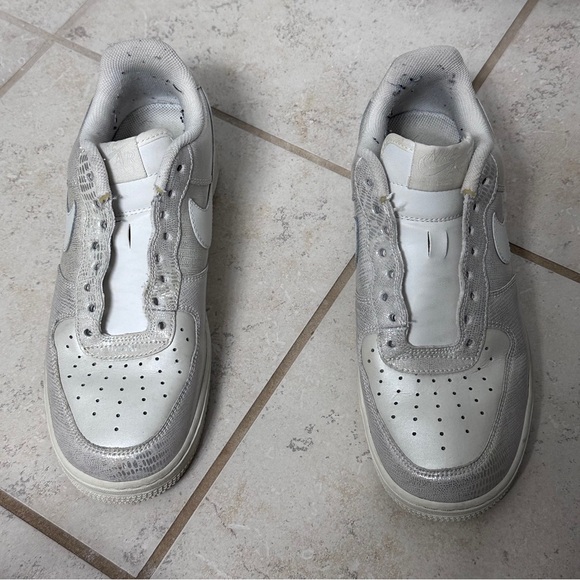 Size 9 NIKE AIR in White & Silver - Picture 4 of 12